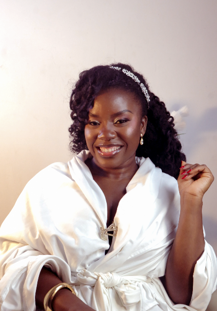 Noiva Black Barbie com penteado e makeup para o casamento