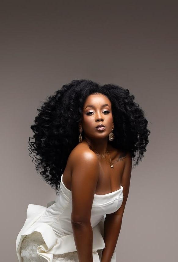 Cliente Black Barbie com cabelo afro volumoso e makeup